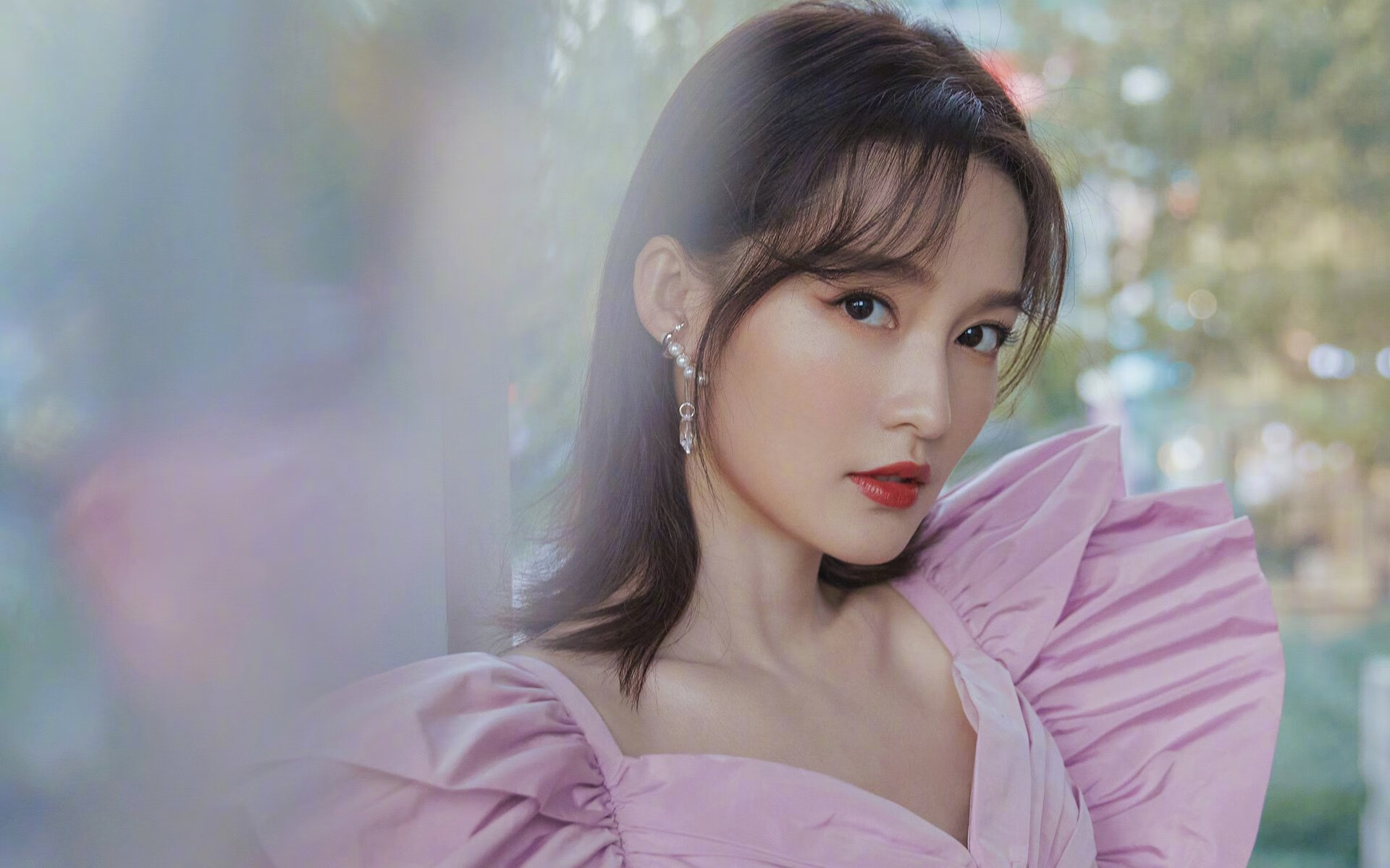 爱游戏平台-简:凭借敏捷的边路移动,为全黑队带来无数进攻机会