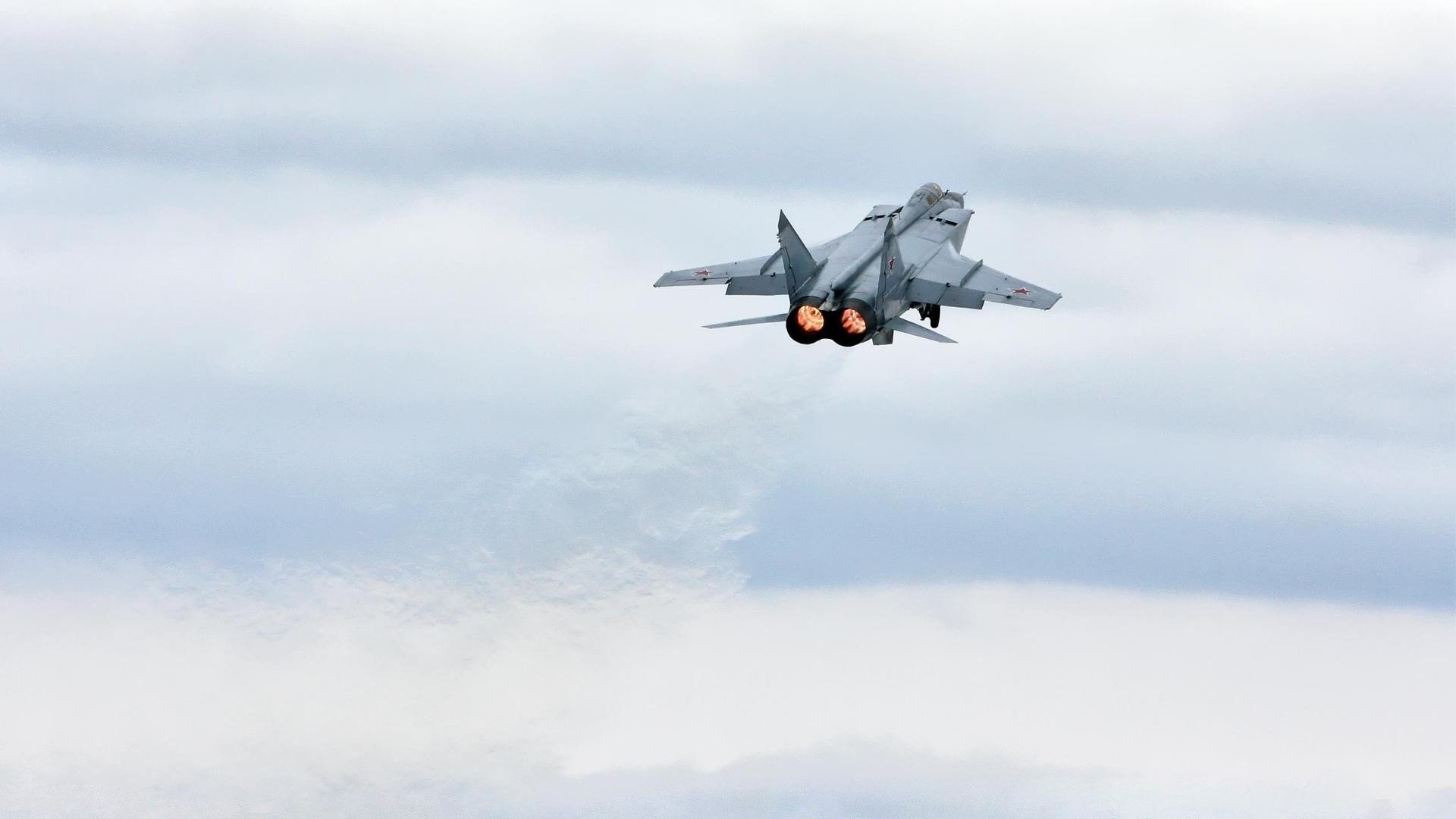 爱游戏体育APP下载-老鹰教练强调板凳深度是关键竞争提升点,老鹰训练